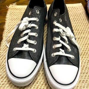 New/never worn converse platform holographic size 10